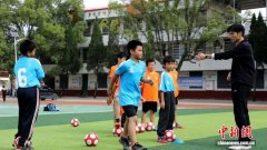 “湘超”热潮涌乡村  大学生志愿者赴乡村学校支教足球